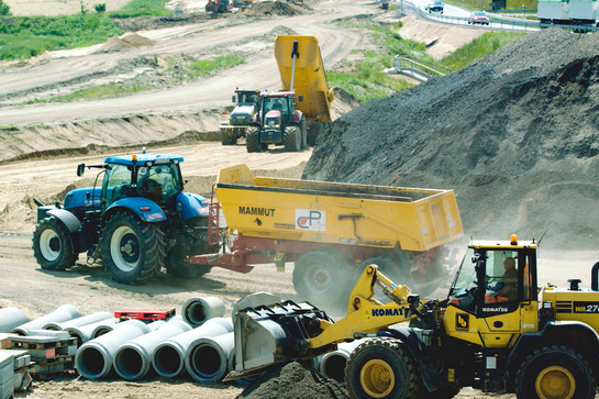 Bagger fahren auf einem Bau