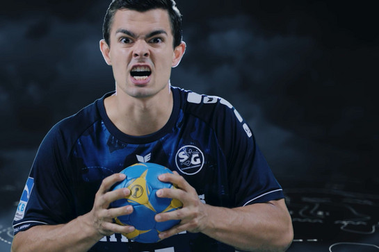 Ein SG Spieler hält einen blauen Ball in der Hand