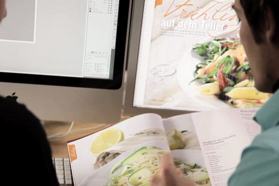 Ein Mann guckt in eine Rezeptebuch