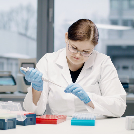 Eine Mitarbeiterin von Onkowissen im Labor