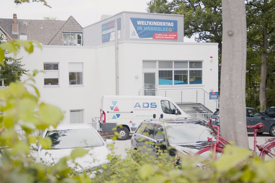 Blick auf die Frontansicht vom Haus der Familie