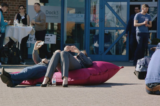 Zwei Personen liegen in einem Sitzsack