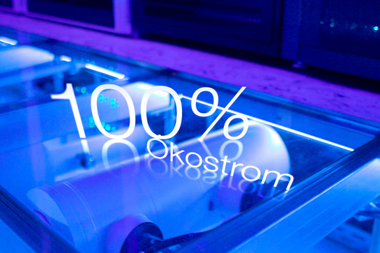 Blaue LED Lichter einer Maschine