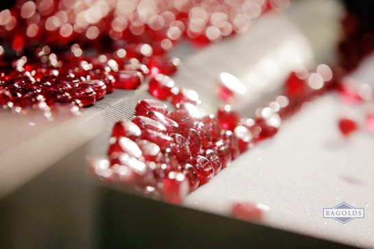 Rote Bonbon liegen auf einem Fließband