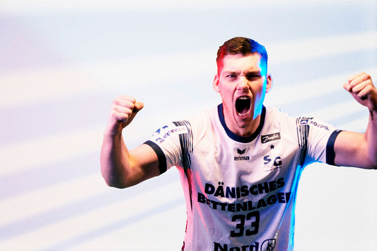 Ein SG Spieler jubelt mit beiden Armen in die Kamera