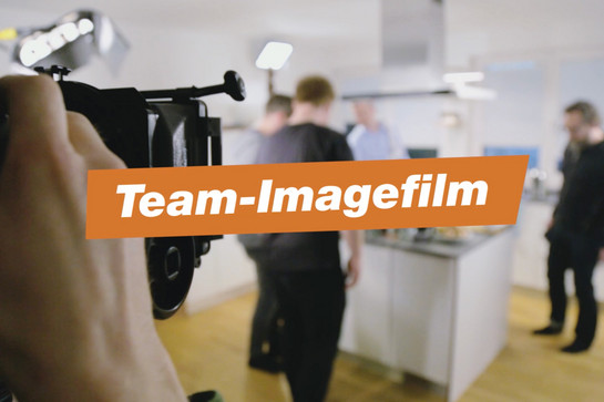 Eine Kamera filmt Personen in einem Kochstudio