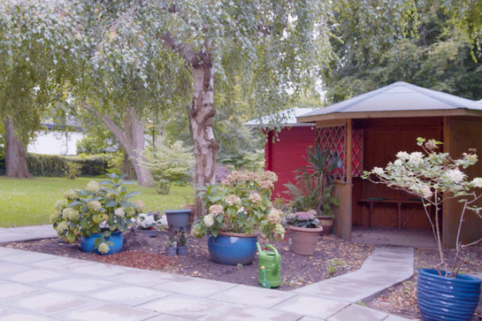 Ein Garten mit blauen Blumentöpfen