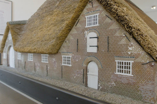 Miniaturgebäude eines Strohdachhauses