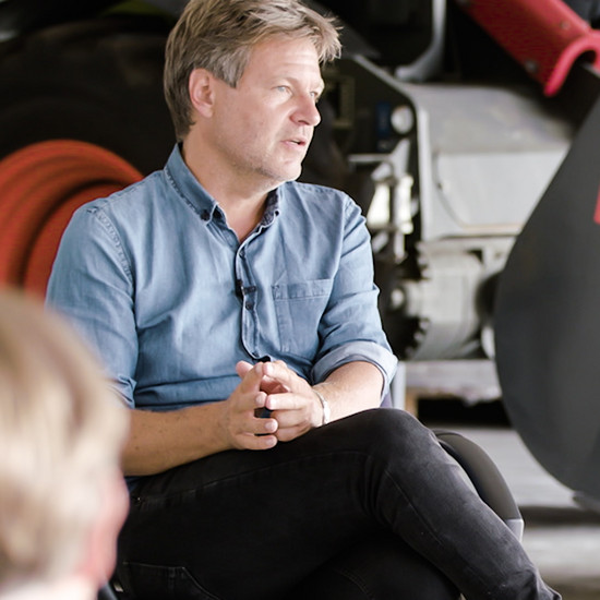 Robert Habeck trägt ein helles Jeanshemd