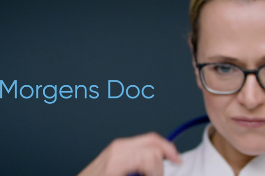 Eine Doktorin legt sich ihr Stetoskop um den Hals