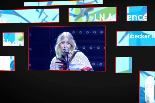 bb_nord_film_preisverleihnung_2015_teaser_06.jpg Eine blonde Frau spielt auf einem Instrument