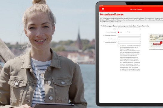 Eine blonde Frau hält ein Ipad