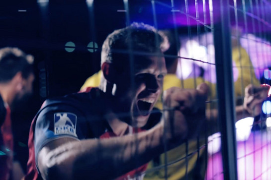 Ein SG Spieler jubelt am Gitter