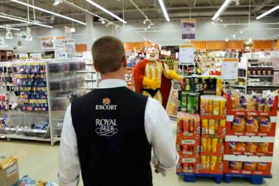 Scandipark Mitarbeiter geht auf Mr Scandi zu