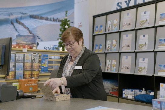 bb_tsw-weihnachtsgruss_teaser_05.jpg Eine ältere Frau öffnet ein Paket