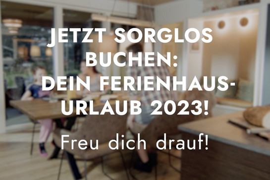 Eine Familie isst gemeinsam am Tisch