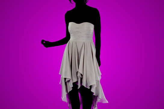 Eine Frau trägt ein graues Ballkleid