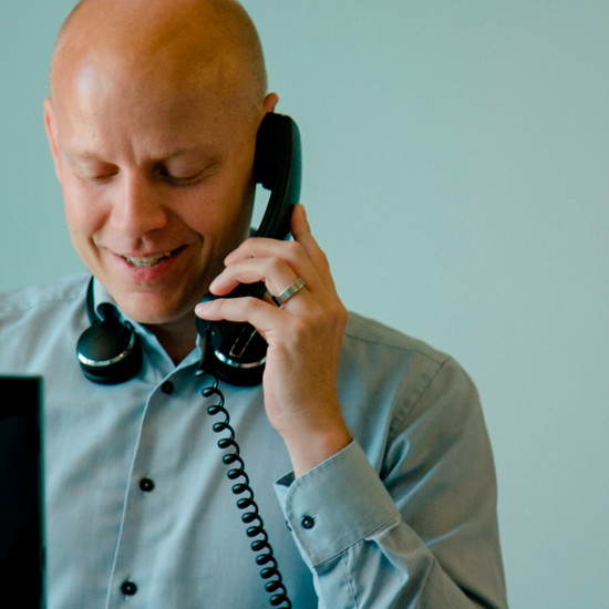 Ein Mann telefoniert