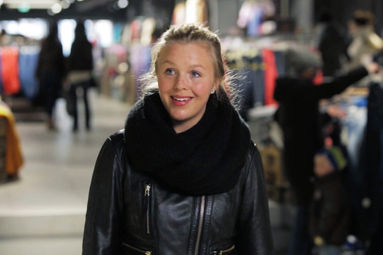 Standbild einer jungen Frau mit Lederjacke
