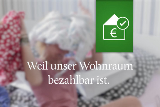 Grüner Kasten mit einem weißen Umschlag