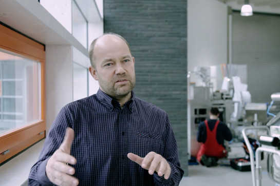 Standbild eines Union Bank Mitarbeiters im Interview