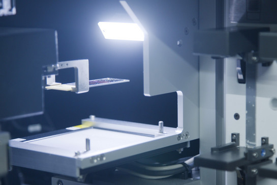 Eine Maschine blendet mit grellem Licht