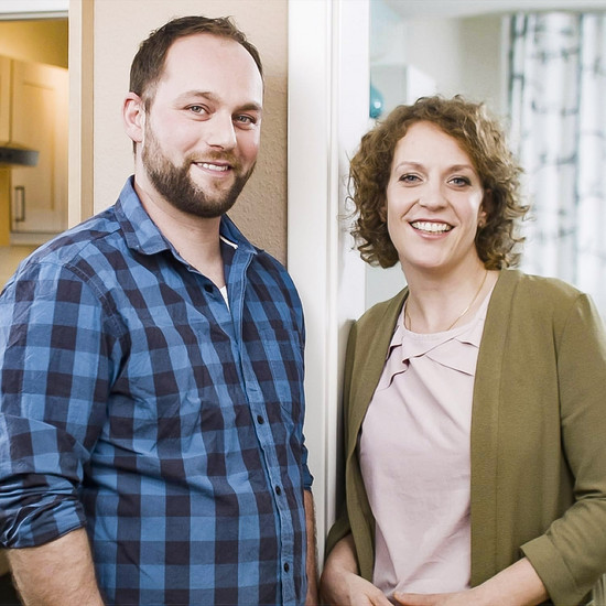 Ein Frau und ein Mann gucken in die Kamera