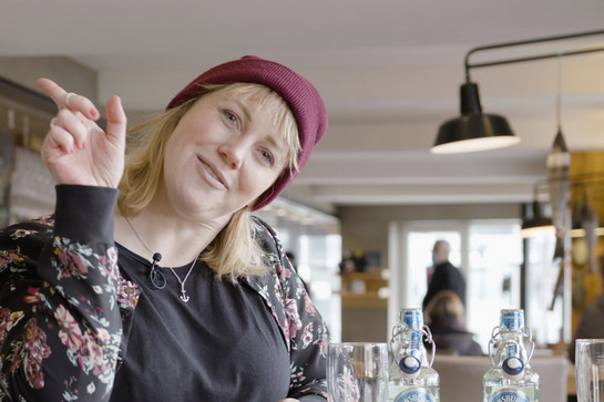 Eine blonde Frau lächelt in die Kamera