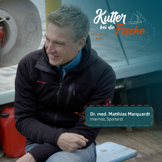 Matthias Marquardsen trägt eine schwarze Jacke