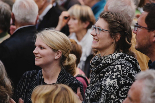 Zwei Frauen in einer Menschenmasse