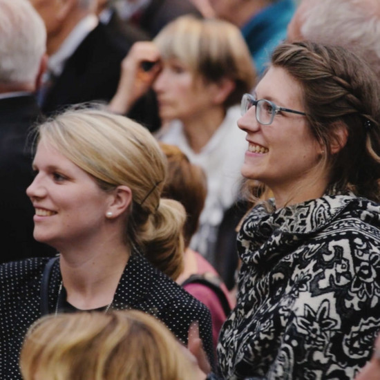 Zwei Frauen in einer Menschenmasse