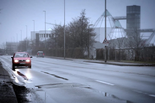 Eine regnerische Straße bei Dämmerung