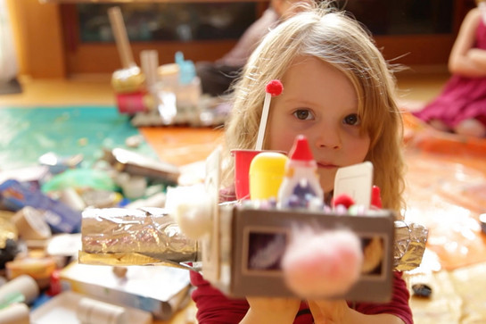 Ein Kindergarten Kind zeigt ihr Kunstwerk