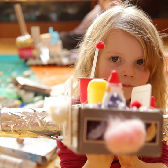 Ein Kindergarten Kind zeigt ihr Kunstwerk