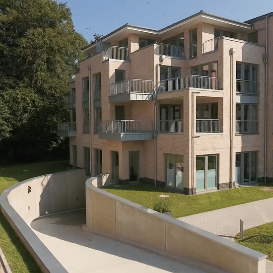 Ein helles modernes backsteingebäude