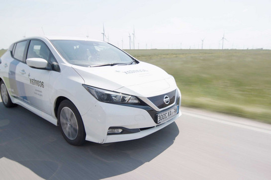 Weißer Nissan von Acontax