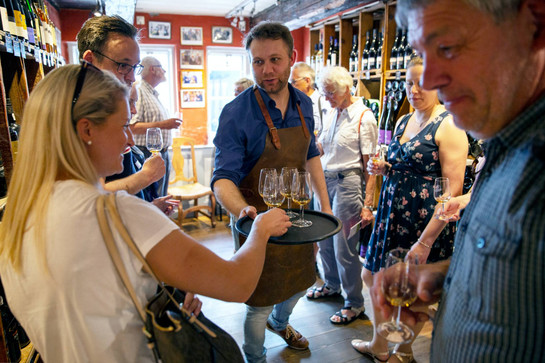 Eine Frau nimmt sich ein Glas Sekt