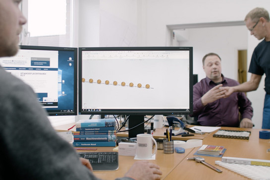 Ein Märtens Mitarbeiter schaut auf einen Computer