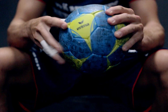bb_trailer201516_teaser_05_hauptteaser.jpg Ein SG Spieler hält einen Handball in der Hand