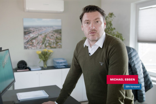 SBV-Vorstand Michael Ebsen steht an seinem Schreibtisch 
