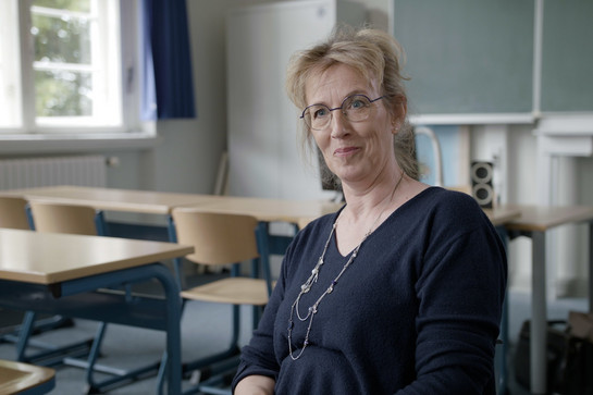 Eine Lehrerin der HLA gibt ein interview