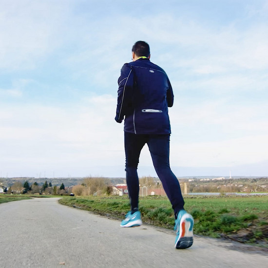 E-Mobility Ein Jogger läuft auf einem Gehweg