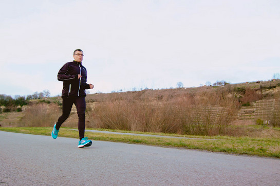 Ein Jogger in blauen Schuhen