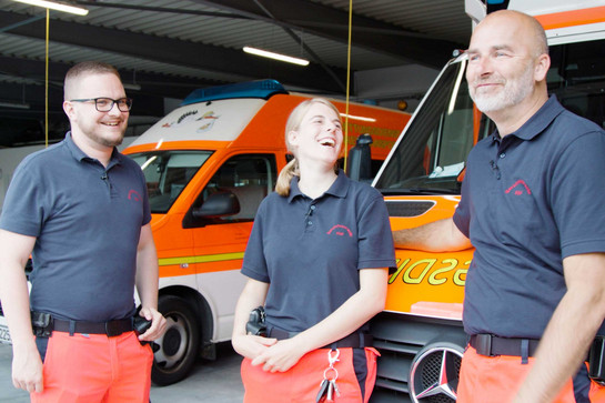 bb_yorkbeiderrettungswache_teaser_06.jpg York lacht mit Sanitätern auf der Rettungswache