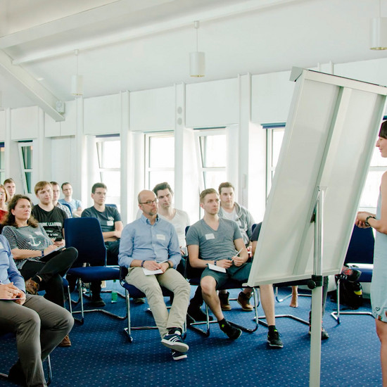 Eine Frau hält einen Vortrag