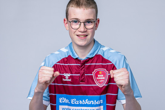 Ein SC Weiche Spieler zeigt beide Daumen in die Luft
