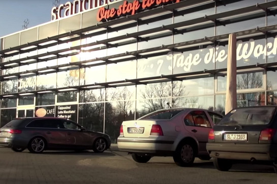 Drei Autos stehen vor dem Scandipark