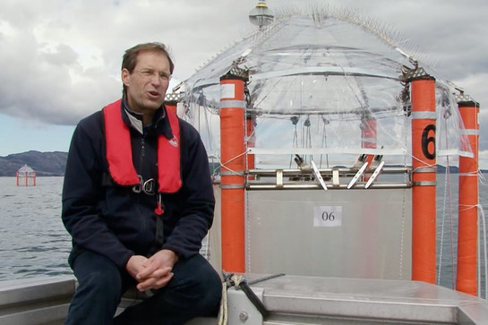 Ein Mann in Rettungsweste sitzt auf einem Boot