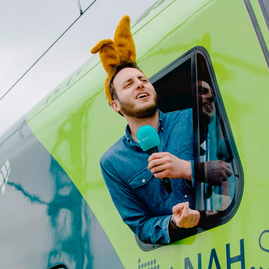 Lars sucht Dich! Lars trägt Hasenohren und schaut aus dem Lokführer Fenster