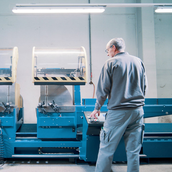 Person an einer Maschine